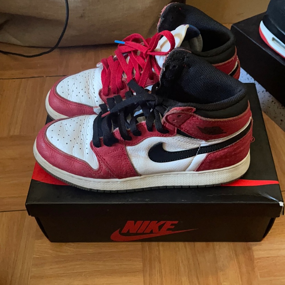 Air Jordan 1 retro high og (GS) for kids size 7 there are the SpiderMan edition